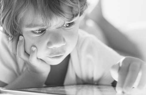 Niño concentrado usando una app en una tablet
